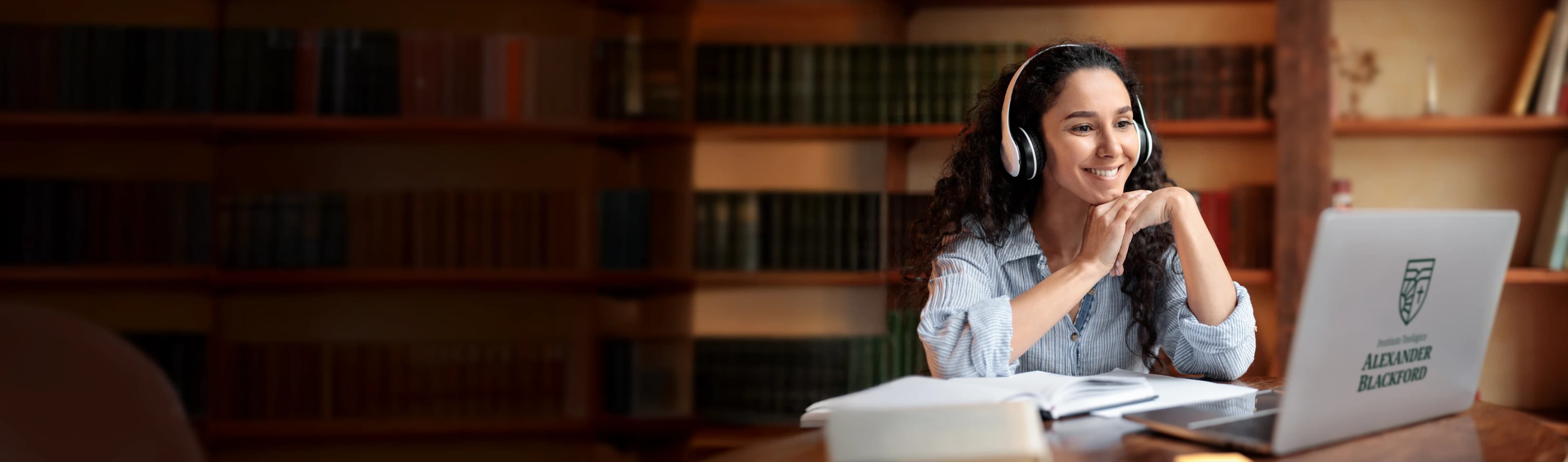 Estudante explorando os cursos do instituto